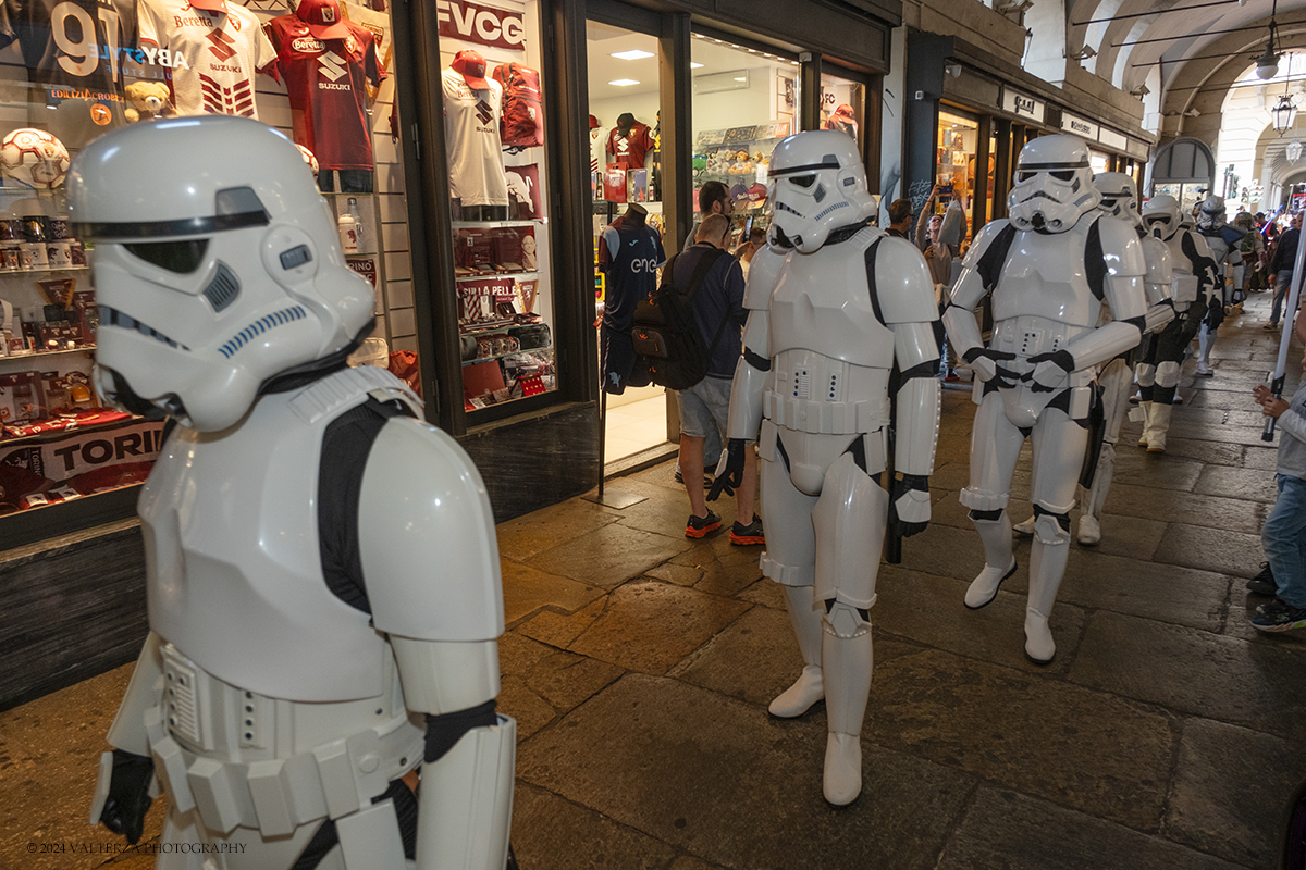 _DSF3433.jpg - 15/09/2024. Torino. In occasione della mostra MOVIE ICONS. Oggetti dai set di Hollywood , il Museo Nazionale del  Cinema ha proposto l'evento, â€œStar Wars Experienceâ€�, dedicato al pubblico e agli appassionati del genere dove le legioni imperiali e ribelli di Star Wars  hanno sfilato per le vie del centro cittÃ  e posato con i fans all'interno del museo. Nella foto i personaggi di Star Wars in sfilata per le vie del centro