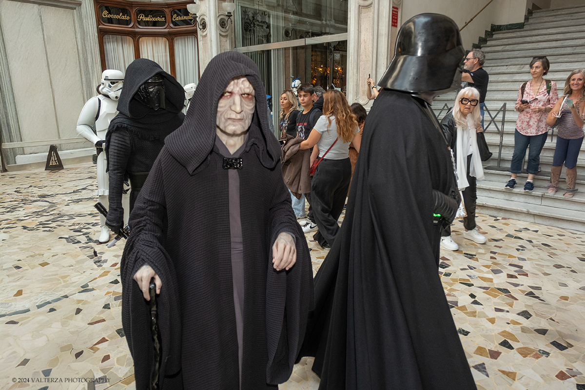 _DSF3445.jpg - 15/09/2024. Torino. In occasione della mostra MOVIE ICONS. Oggetti dai set di Hollywood , il Museo Nazionale del  Cinema ha proposto l'evento, â€œStar Wars Experienceâ€�, dedicato al pubblico e agli appassionati del genere dove le legioni imperiali e ribelli di Star Wars  hanno sfilato per le vie del centro cittÃ  e posato con i fans all'interno del museo. Nella foto i personaggi di Star Wars in sfilata per le vie del centro