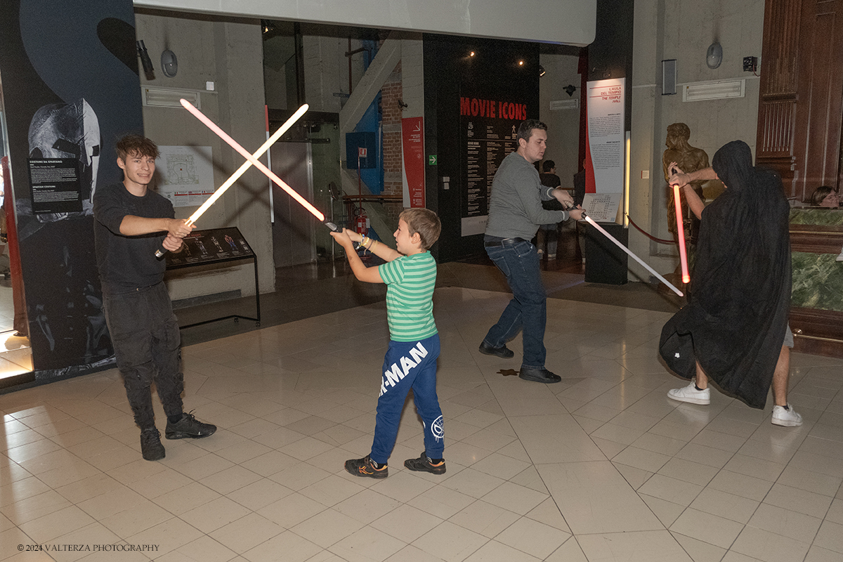 _DSF3579.jpg - 15/09/2024. Torino. In occasione della mostra MOVIE ICONS. Oggetti dai set di Hollywood , il Museo Nazionale del  Cinema ha proposto l'evento, â€œStar Wars Experienceâ€�, dedicato al pubblico e agli appassionati del genere dove le legioni imperiali e ribelli di Star Wars  hanno sfilato per le vie del centro cittÃ  e posato con i fans all'interno del museo. Nella foto fans di Star Wars posano con i figuranti dell'evento per le foto ricordo