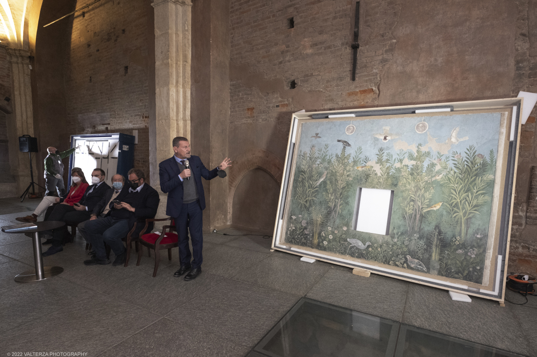 _DSF9799.jpg - 25/03/2022. Torino. Anticipazione della mostra â€˜Invito a Pompeiâ€™, che sarÃ  aperta al pubblico dallâ€™8 aprile al 29 agosto 2022. In questa occasione si Ã¨ assistito allâ€™apertura in diretta delle due casse che contengono il Mosaico con delfino di ambiente termale (tepidarium), 50-79 d.C, Boscoreale, villa della Pisanella e la Parete affrescata con pittura da giardino, 25-50 d.C, Pompei VI 17, 42 - Casa del Bracciale dâ€™oro. Nella foto Gabriel Zuchtriegel, Direttore Parco Archeologico di Pompei illustra uno dei due pannelli