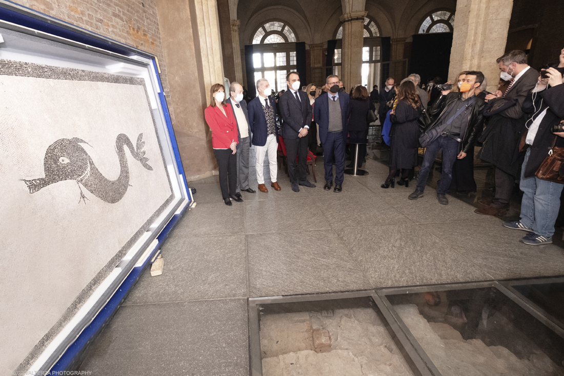 _DSF9822.jpg - 25/03/2022. Torino. Anticipazione della mostra â€˜Invito a Pompeiâ€™, che sarÃ  aperta al pubblico dallâ€™8 aprile al 29 agosto 2022. In questa occasione si Ã¨ assistito allâ€™apertura in diretta delle due casse che contengono il Mosaico con delfino di ambiente termale (tepidarium), 50-79 d.C, Boscoreale, villa della Pisanella e la Parete affrescata con pittura da giardino, 25-50 d.C, Pompei VI 17, 42 - Casa del Bracciale dâ€™oro. Nella foto  Mosaico con delfino di ambiente termale (tepidarium), 50-79 d.C