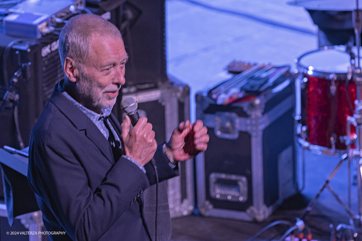 _G5A5751.jpg - 22/04/2024. Torino. Dave Holland, contrabbassoJaleel Shaw, sax alto, sax sopranoEric Harland, batteria  Holland, giÃ  applaudito sul palco del TJF 2014 in duo con Kenny Barron, con questo nuovo gruppo si muove in un territorio espressivo diversissimo, anche grazie ai sassofoni di Jaleel Shaw, astro nascente del sassofono americano con collaborazioni di rilievo (Roy Haynes, Mingus Big Band, Tom Harrell) e dalla batteria di un veterano come Harland . Nella foto Dave Holland saluta il pubblico in apertura di concerto