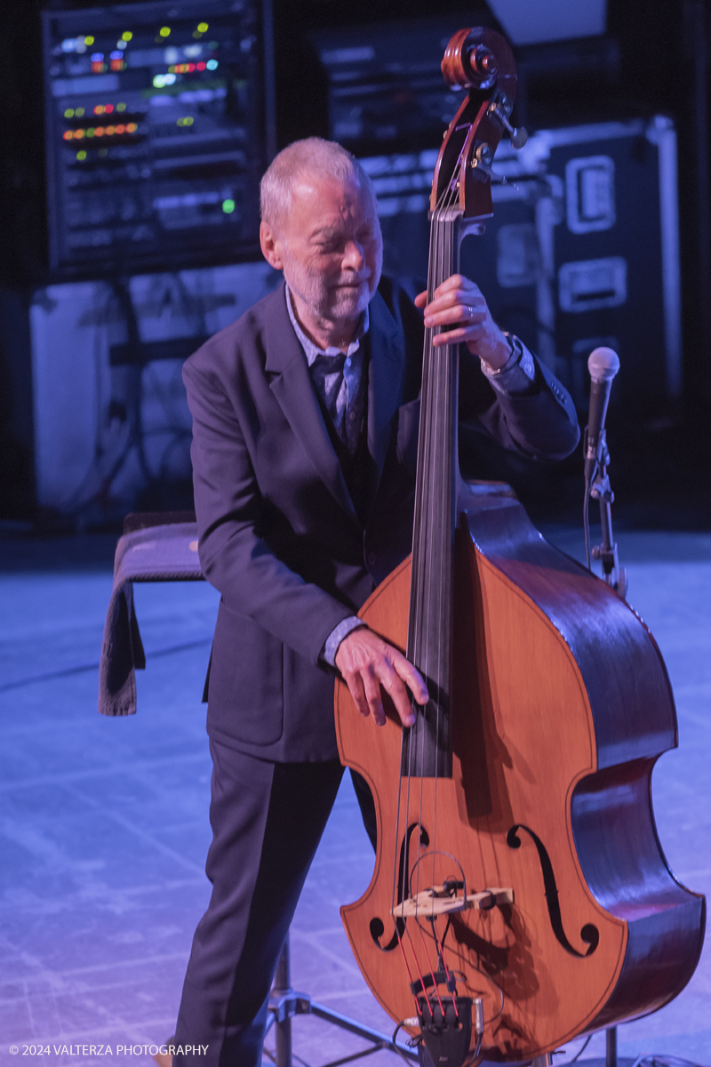 _G5A5966.jpg - 22/04/2024. Torino. Dave Holland, contrabbassoJaleel Shaw, sax alto, sax sopranoEric Harland, batteria  Holland, giÃ  applaudito sul palco del TJF 2014 in duo con Kenny Barron, con questo nuovo gruppo si muove in un territorio espressivo diversissimo, anche grazie ai sassofoni di Jaleel Shaw, astro nascente del sassofono americano con collaborazioni di rilievo (Roy Haynes, Mingus Big Band, Tom Harrell) e dalla batteria di un veterano come Harland . Nella foto Dave Holland