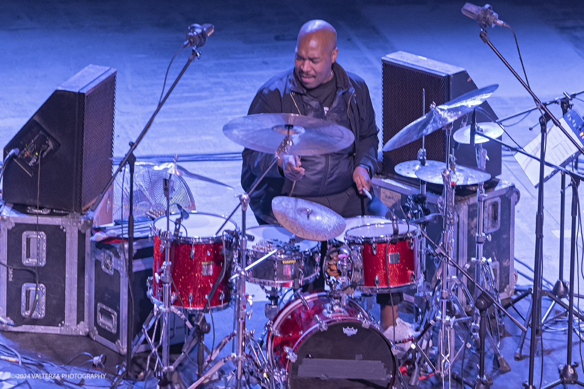 _G5A6043.jpg - 22/04/2024. Torino. Dave Holland, contrabbassoJaleel Shaw, sax alto, sax sopranoEric Harland, batteria  Holland, giÃ  applaudito sul palco del TJF 2014 in duo con Kenny Barron, con questo nuovo gruppo si muove in un territorio espressivo diversissimo, anche grazie ai sassofoni di Jaleel Shaw, astro nascente del sassofono americano con collaborazioni di rilievo (Roy Haynes, Mingus Big Band, Tom Harrell) e dalla batteria di un veterano come Harland . Nella foto Eric Harland