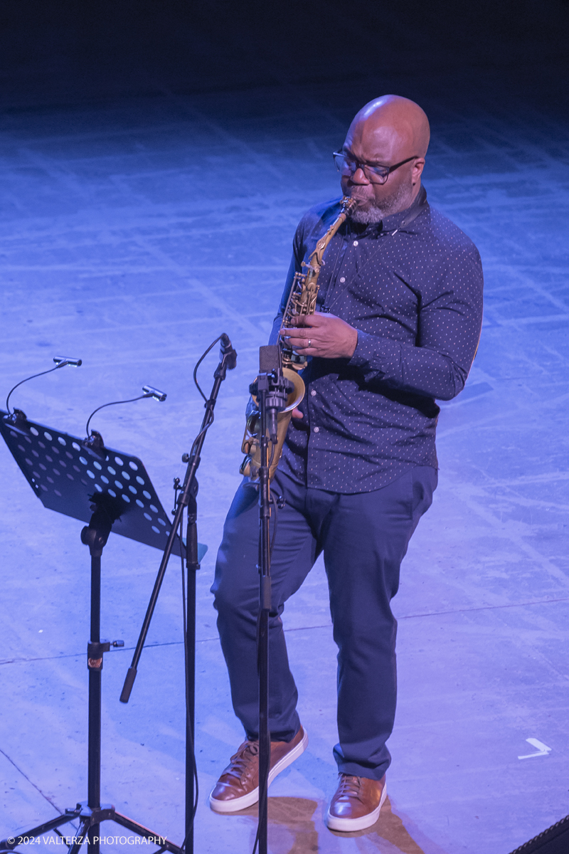 _G5A6058.jpg - 22/04/2024. Torino. Dave Holland, contrabbassoJaleel Shaw, sax alto, sax sopranoEric Harland, batteria  Holland, giÃ  applaudito sul palco del TJF 2014 in duo con Kenny Barron, con questo nuovo gruppo si muove in un territorio espressivo diversissimo, anche grazie ai sassofoni di Jaleel Shaw, astro nascente del sassofono americano con collaborazioni di rilievo (Roy Haynes, Mingus Big Band, Tom Harrell) e dalla batteria di un veterano come Harland . Nella foto Jaleel Shaw