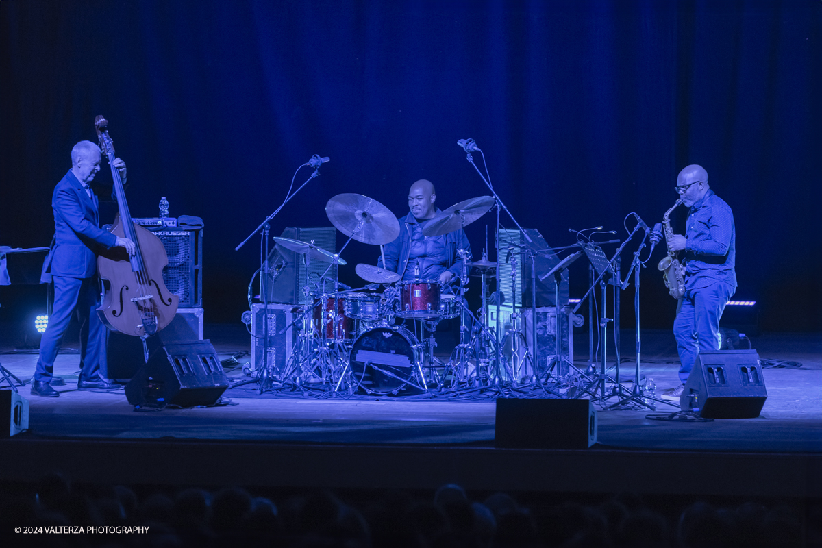 _G5A6136.jpg - 22/04/2024. Torino. Dave Holland, contrabbassoJaleel Shaw, sax alto, sax sopranoEric Harland, batteria  Holland, giÃ  applaudito sul palco del TJF 2014 in duo con Kenny Barron, con questo nuovo gruppo si muove in un territorio espressivo diversissimo, anche grazie ai sassofoni di Jaleel Shaw, astro nascente del sassofono americano con collaborazioni di rilievo (Roy Haynes, Mingus Big Band, Tom Harrell) e dalla batteria di un veterano come Harland . Nella foto il Trio in concerto al teatro Alfieri