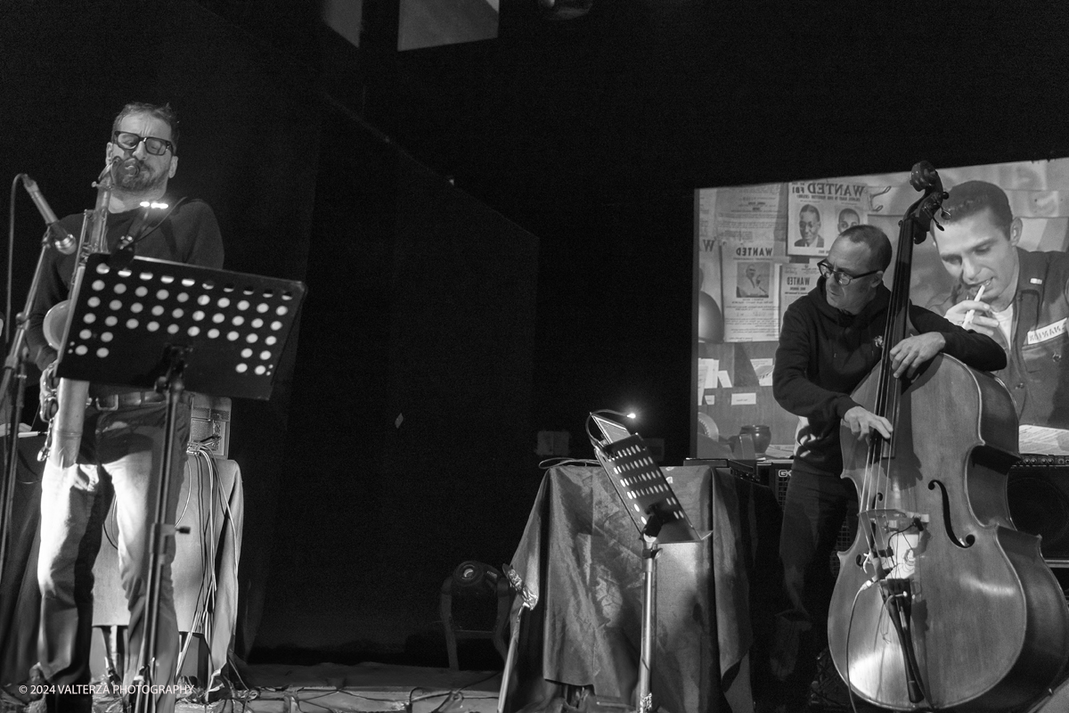 _G5A9391.jpg - 27/04/2024. Torino. Francesco Bearzatti, sassofoni, clarinettoStefano Risso, contrabbasso, elettronicaMattia Barbieri, batteriaSimone Sims Longo, elaborazione video . Down Bit Duke offre una rilettura distopica della colonna sonora di Duke Ellington del film di Preminger Anatomy of a Murder (1959). Il beat che Ellington cercava nella sua musica diventa bit nei brani del trio, rappresentando il linguaggio binario del quarto strumento in sala, il computer.