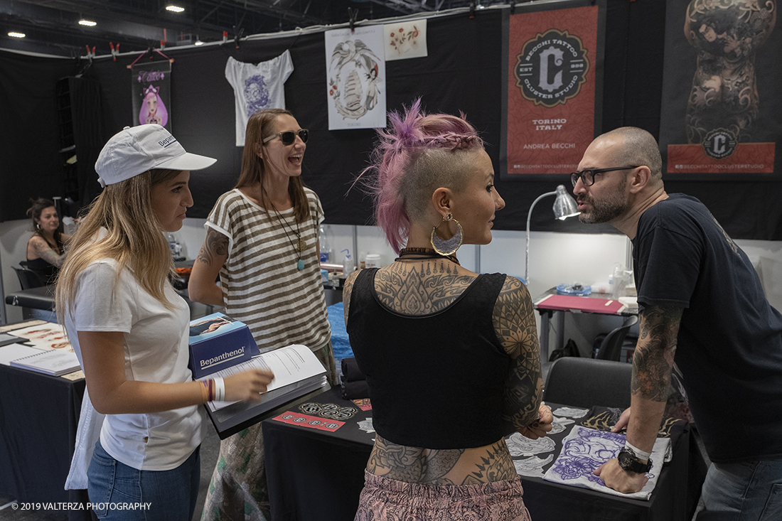 _DSF3398.jpg - 13/09/2019. Torino. Tattoo Convention Ã¨ un evento internazionale che ospita 340 tatuatori provenienti da tutto il mondo, 50 stand degli operatori e fornitori piÃ¹ importanti del settore. Nella foto si socializza tra espositori e tatuatori in attesa dll'apertura.