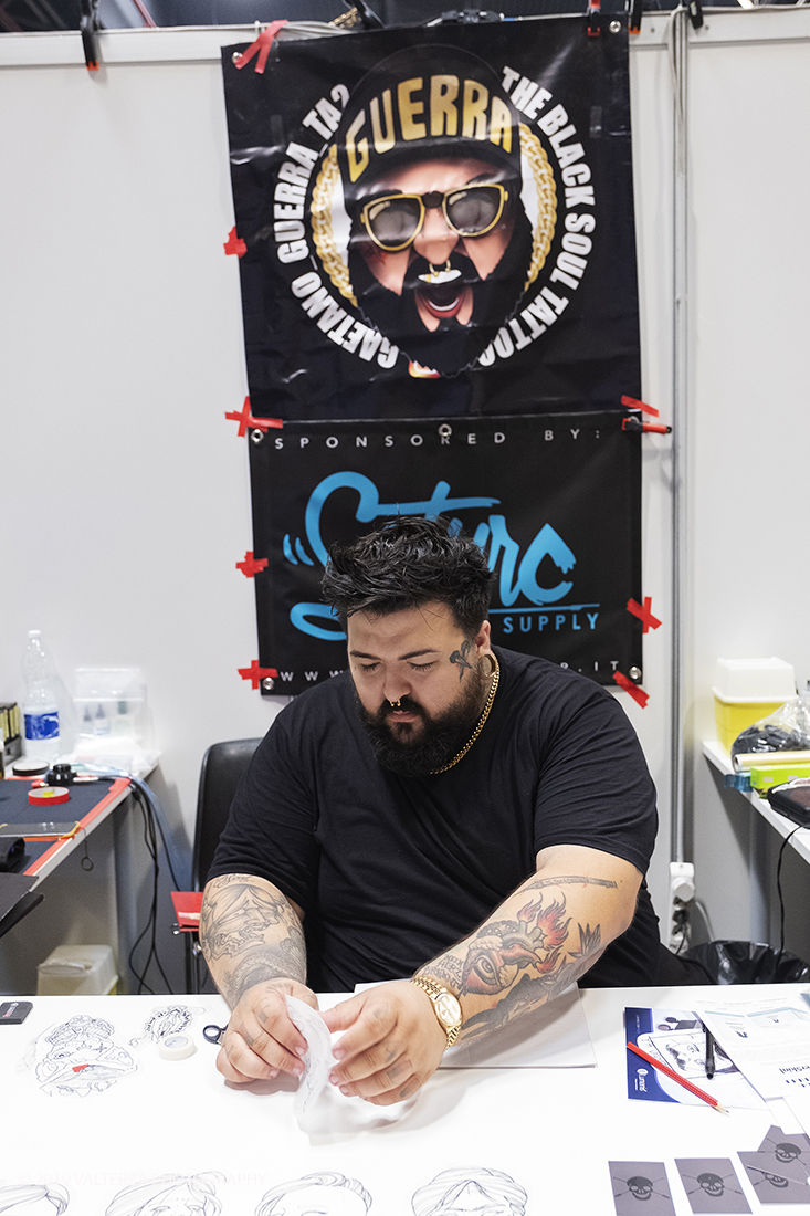 _DSF3411.jpg - 13/09/2019. Torino. Tattoo Convention Ã¨ un evento internazionale che ospita 340 tatuatori provenienti da tutto il mondo, 50 stand degli operatori e fornitori piÃ¹ importanti del settore. Nella foto tatuatore prepara il proprio stand