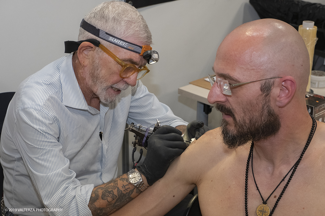 _DSF3432.jpg - 13/09/2019. Torino. Tattoo Convention Ã¨ un evento internazionale che ospita 340 tatuatori provenienti da tutto il mondo, 50 stand degli operatori e fornitori piÃ¹ importanti del settore. Nella foto tatuatore al lavoro