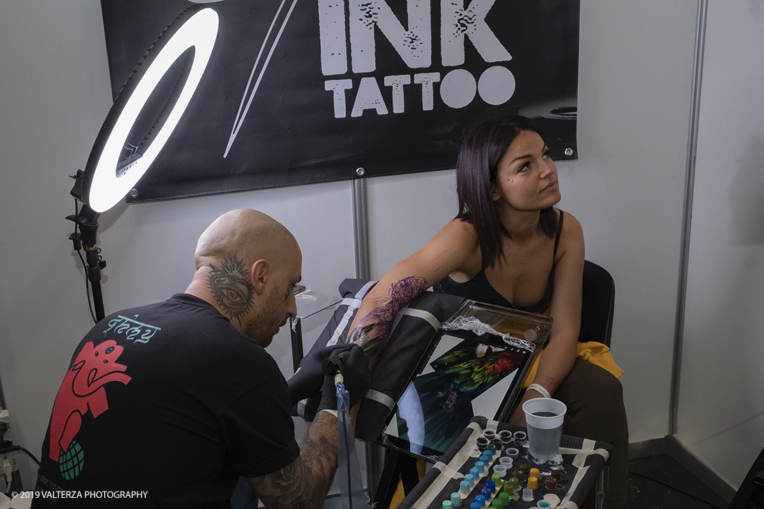 _DSF3443.jpg - 13/09/2019. Torino. Tattoo Convention Ã¨ un evento internazionale che ospita 340 tatuatori provenienti da tutto il mondo, 50 stand degli operatori e fornitori piÃ¹ importanti del settore. Nella foto tatuatore al lavoro