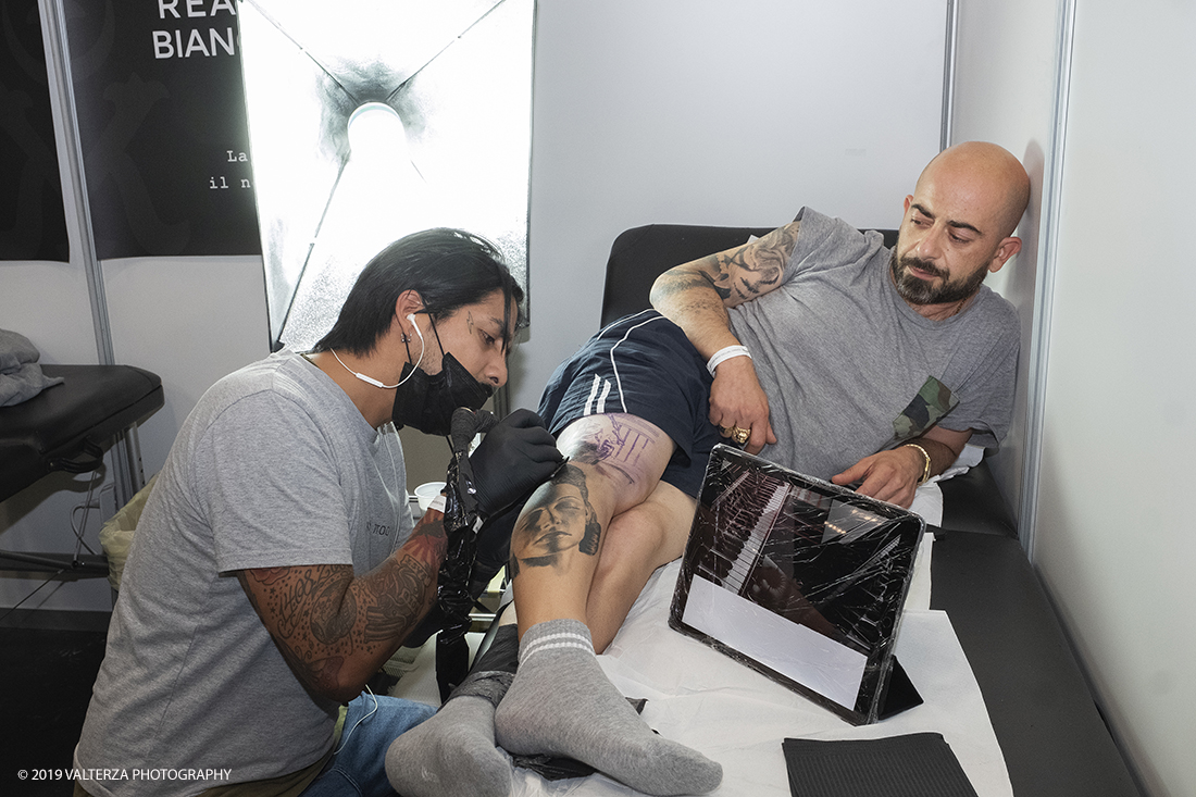 _DSF3448.jpg - 13/09/2019. Torino. Tattoo Convention Ã¨ un evento internazionale che ospita 340 tatuatori provenienti da tutto il mondo, 50 stand degli operatori e fornitori piÃ¹ importanti del settore. Nella foto tatuatore al lavoro