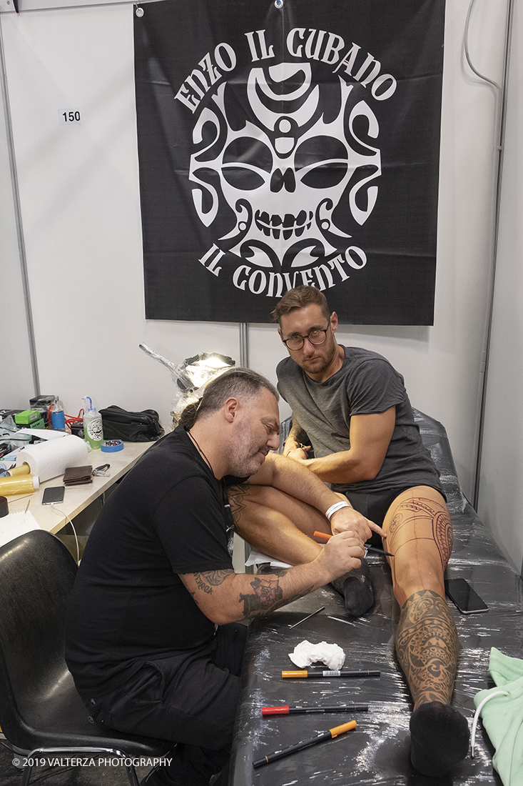 _DSF3479.jpg - 13/09/2019. Torino. Tattoo Convention Ã¨ un evento internazionale che ospita 340 tatuatori provenienti da tutto il mondo, 50 stand degli operatori e fornitori piÃ¹ importanti del settore. Nella foto tatuatore al lavoro