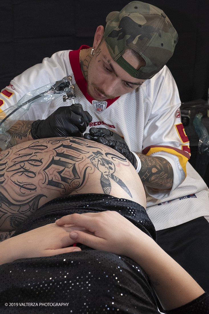 _DSF3483.jpg - 13/09/2019. Torino. Tattoo Convention Ã¨ un evento internazionale che ospita 340 tatuatori provenienti da tutto il mondo, 50 stand degli operatori e fornitori piÃ¹ importanti del settore. Nella foto tatuatore al lavoro