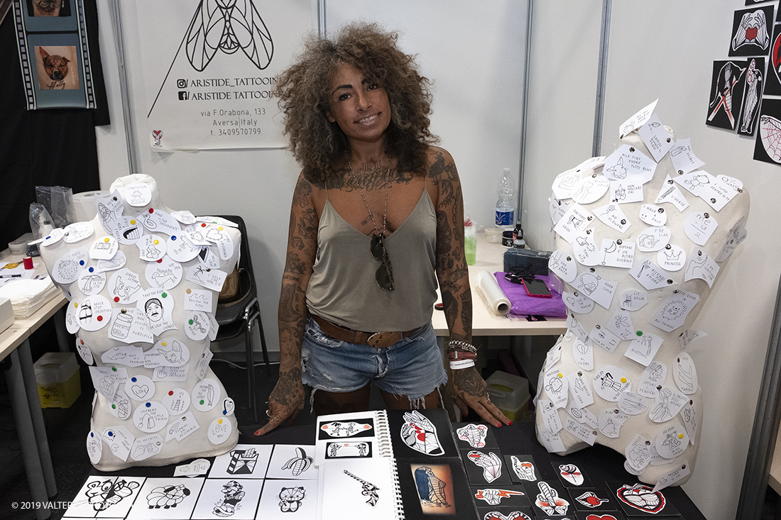 _DSF3501.jpg - 13/09/2019. Torino. Tattoo Convention Ã¨ un evento internazionale che ospita 340 tatuatori provenienti da tutto il mondo, 50 stand degli operatori e fornitori piÃ¹ importanti del settore. Nella foto tatuatrice nel suo stand