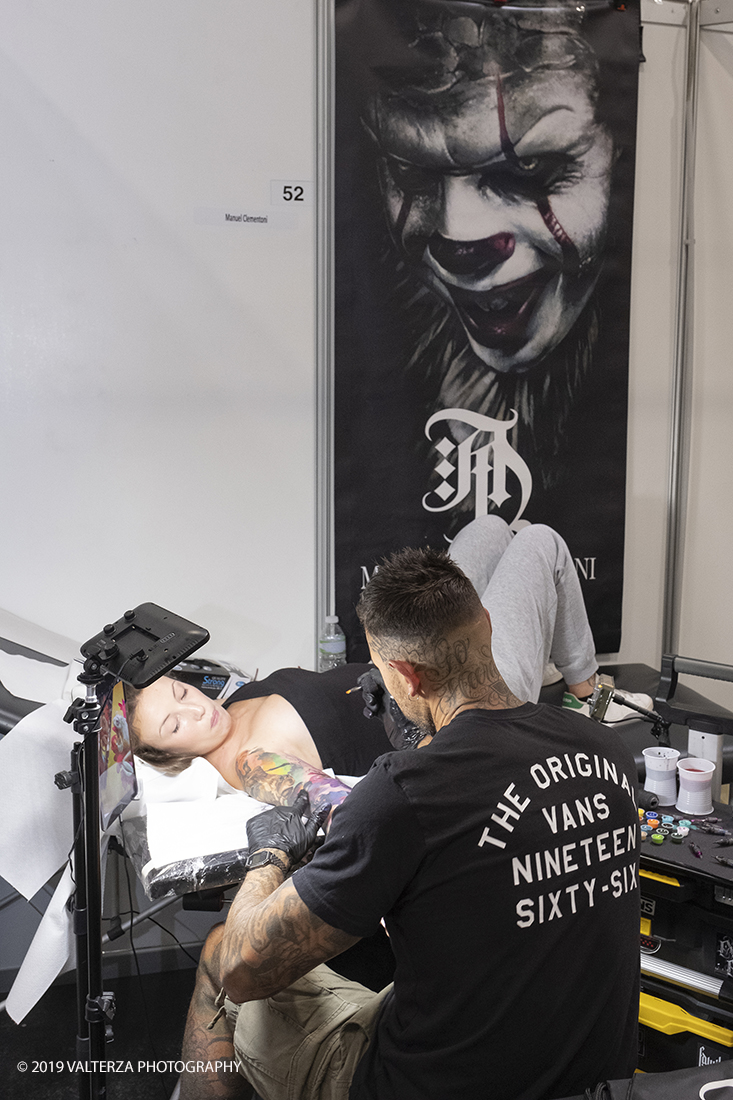 _DSF3519.jpg - 13/09/2019. Torino. Tattoo Convention Ã¨ un evento internazionale che ospita 340 tatuatori provenienti da tutto il mondo, 50 stand degli operatori e fornitori piÃ¹ importanti del settore. Nella foto tatuatore al lavoro