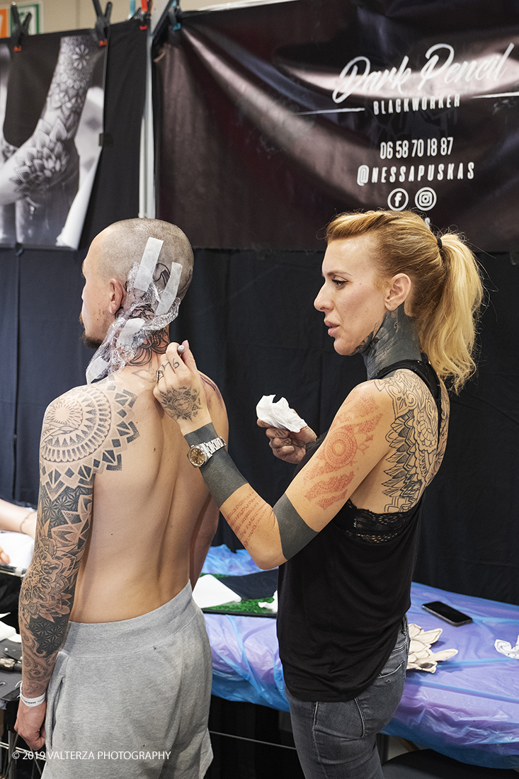 _DSF3534.jpg - 13/09/2019. Torino. Tattoo Convention Ã¨ un evento internazionale che ospita 340 tatuatori provenienti da tutto il mondo, 50 stand degli operatori e fornitori piÃ¹ importanti del settore. Nella foto tatuatrice al lavoro