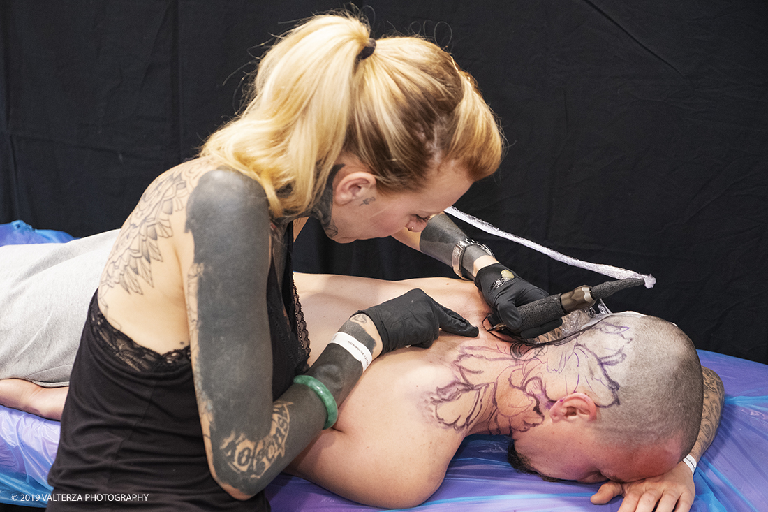 _DSF3554.jpg - 13/09/2019. Torino. Tattoo Convention Ã¨ un evento internazionale che ospita 340 tatuatori provenienti da tutto il mondo, 50 stand degli operatori e fornitori piÃ¹ importanti del settore. Nella foto tatuatrice al lavoro