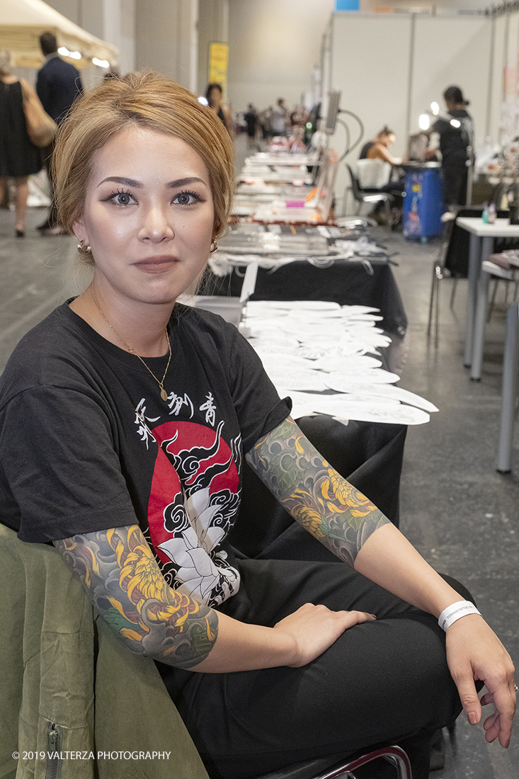 _DSF3690.jpg - 13/09/2019. Torino. Tattoo Convention Ã¨ un evento internazionale che ospita 340 tatuatori provenienti da tutto il mondo, 50 stand degli operatori e fornitori piÃ¹ importanti del settore. Nella foto tatuatrice nel suo stand