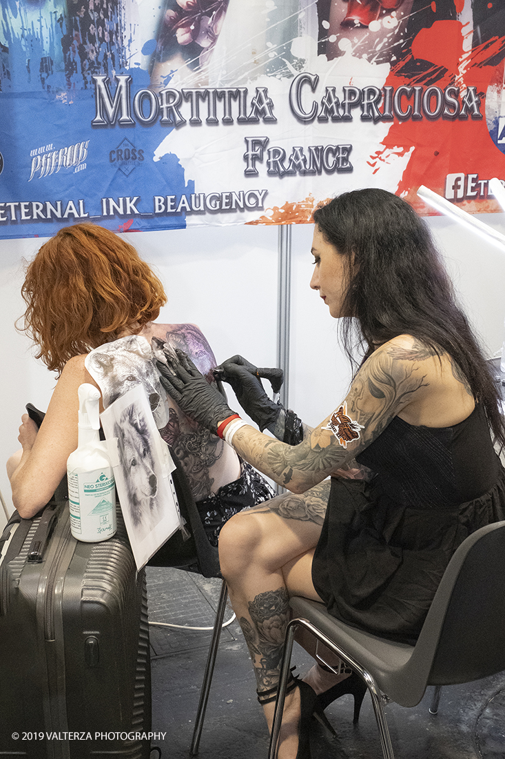 _DSF3700.jpg - 13/09/2019. Torino. Tattoo Convention Ã¨ un evento internazionale che ospita 340 tatuatori provenienti da tutto il mondo, 50 stand degli operatori e fornitori piÃ¹ importanti del settore. Nella foto tatuatrice al lavoro