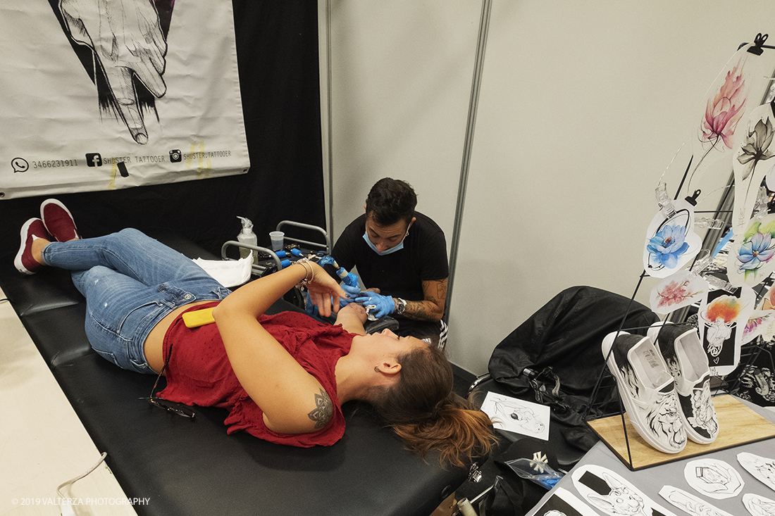 _DSF7875.jpg - 13/09/2019. Torino. Tattoo Convention Ã¨ un evento internazionale che ospita 340 tatuatori provenienti da tutto il mondo, 50 stand degli operatori e fornitori piÃ¹ importanti del settore. Nella foto tatuatore al lavoro