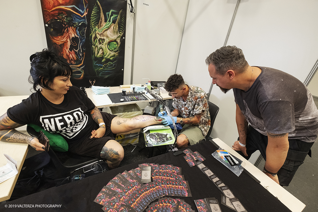 _DSF7898.jpg - 13/09/2019. Torino. Tattoo Convention Ã¨ un evento internazionale che ospita 340 tatuatori provenienti da tutto il mondo, 50 stand degli operatori e fornitori piÃ¹ importanti del settore. Nella foto tatuatore al lavoro