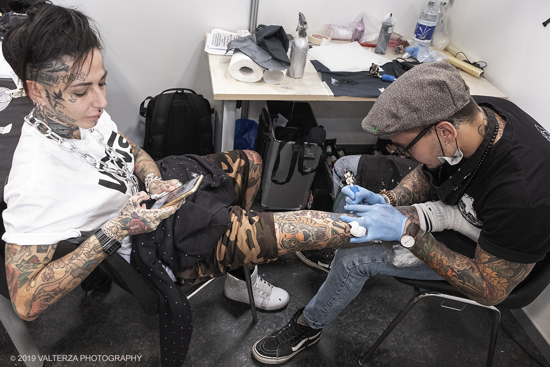 _DSF3786.jpg - 13/09/2019. Torino. Tattoo Convention Ã¨ un evento internazionale che ospita 340 tatuatori provenienti da tutto il mondo, 50 stand degli operatori e fornitori piÃ¹ importanti del settore. Nella foto tatuatore al lavoro