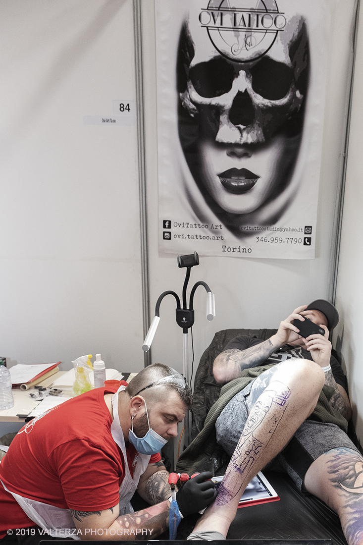 _DSF3791.jpg - 13/09/2019. Torino. Tattoo Convention Ã¨ un evento internazionale che ospita 340 tatuatori provenienti da tutto il mondo, 50 stand degli operatori e fornitori piÃ¹ importanti del settore. Nella foto tatuatore al lavoro