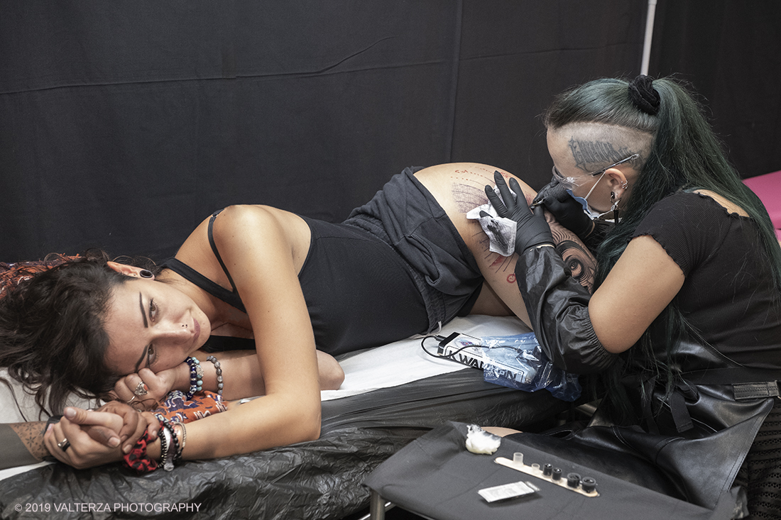 _DSF3798.jpg - 13/09/2019. Torino. Tattoo Convention Ã¨ un evento internazionale che ospita 340 tatuatori provenienti da tutto il mondo, 50 stand degli operatori e fornitori piÃ¹ importanti del settore. Nella foto Tatuatrice al lavoro