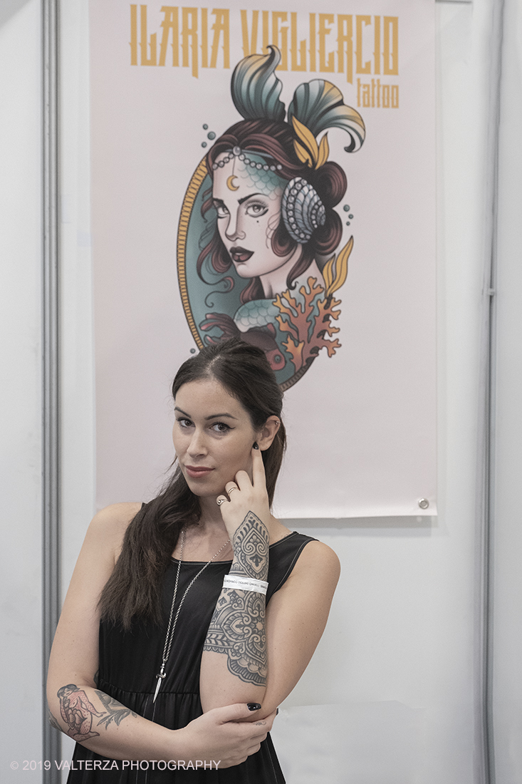 _DSF3808.jpg - 13/09/2019. Torino. Tattoo Convention Ã¨ un evento internazionale che ospita 340 tatuatori provenienti da tutto il mondo, 50 stand degli operatori e fornitori piÃ¹ importanti del settore. Nella foto tatuatrice nel suo stand