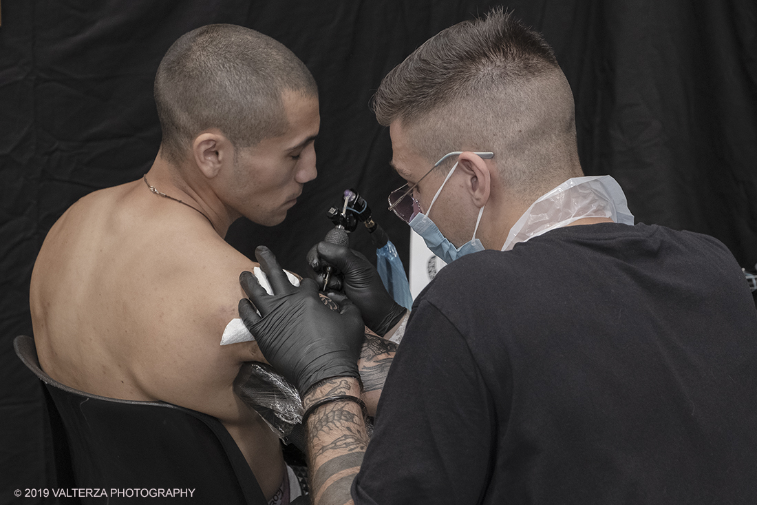 _DSF3814.jpg - 13/09/2019. Torino. Tattoo Convention Ã¨ un evento internazionale che ospita 340 tatuatori provenienti da tutto il mondo, 50 stand degli operatori e fornitori piÃ¹ importanti del settore. Nella foto tatuatore al lavoro