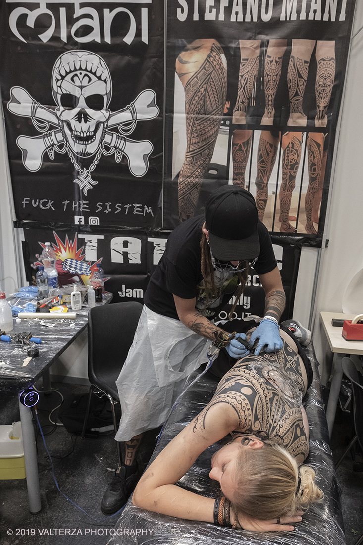 _DSF3826.jpg - 13/09/2019. Torino. Tattoo Convention Ã¨ un evento internazionale che ospita 340 tatuatori provenienti da tutto il mondo, 50 stand degli operatori e fornitori piÃ¹ importanti del settore. Nella foto tatuatore al lavoro