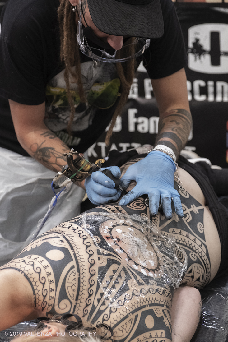 _DSF3835.jpg - 13/09/2019. Torino. Tattoo Convention Ã¨ un evento internazionale che ospita 340 tatuatori provenienti da tutto il mondo, 50 stand degli operatori e fornitori piÃ¹ importanti del settore. Nella foto tatuatore al lavoro