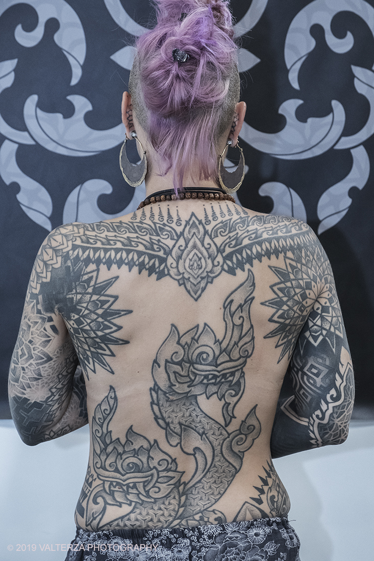 _DSF3900.jpg - 13/09/2019. Torino. Tattoo Convention Ã¨ un evento internazionale che ospita 340 tatuatori provenienti da tutto il mondo, 50 stand degli operatori e fornitori piÃ¹ importanti del settore. Nella foto tatuatrice nel suo stand