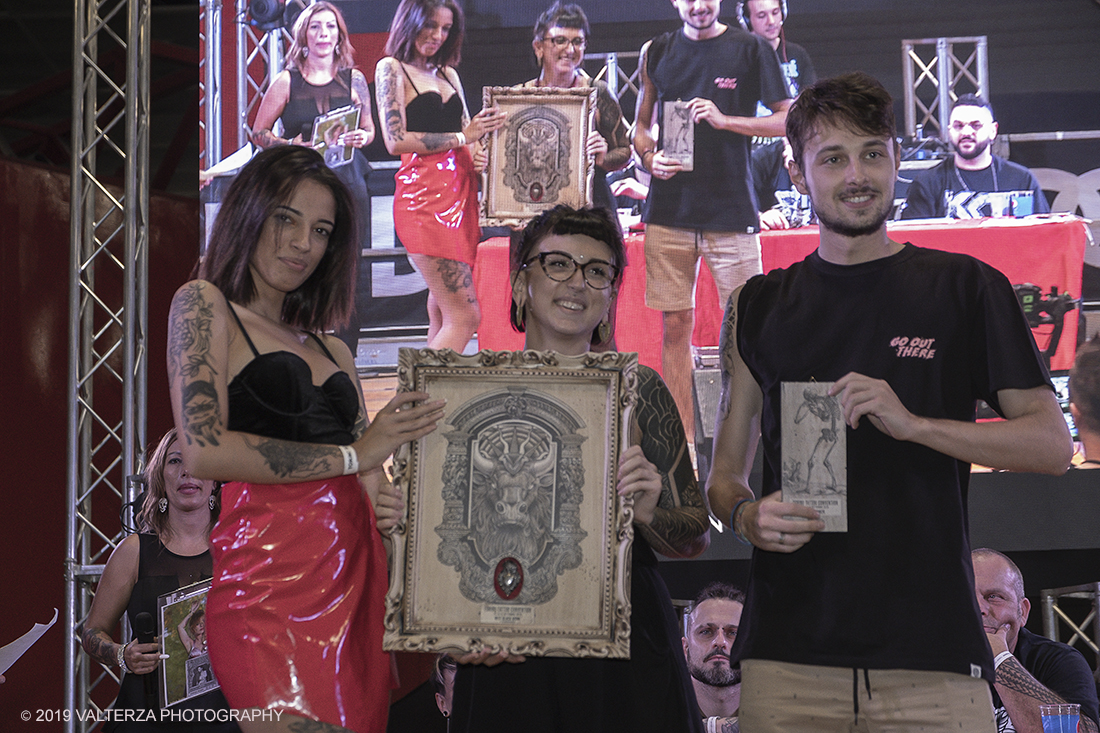 _DSF4560.jpg - 13/09/2019. Torino. Tattoo Convention Ã¨ un evento internazionale che ospita 340 tatuatori provenienti da tutto il mondo, 50 stand degli operatori e fornitori piÃ¹ importanti del settore. Nella foto i vincitori della categoria Blackwork on la madrina della convention Romina Psy Cho