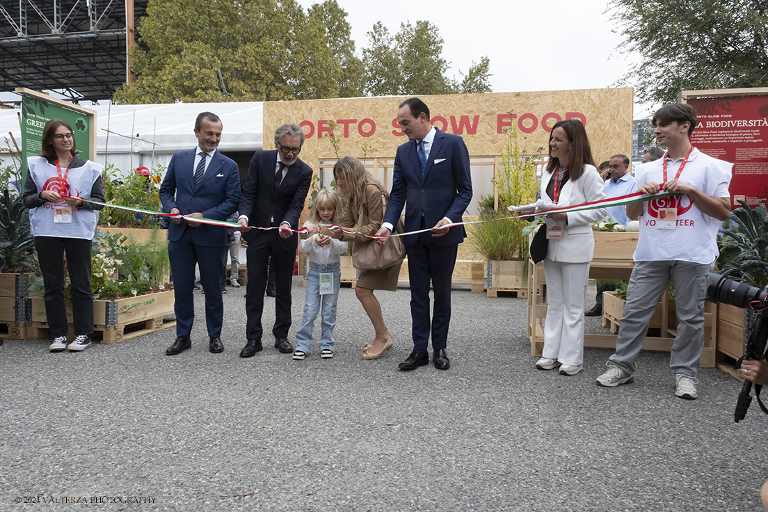 _DSF6138.jpg - 26/09/2024. Torino. Terra Madre Salone del Gusto Ã¨ lâ€™evento mondiale dedicato al cibo buono, pulito e giusto e alle politiche alimentari. Nella foto. Il taglio inaugurale del nastro con il Presidentee Ciriio