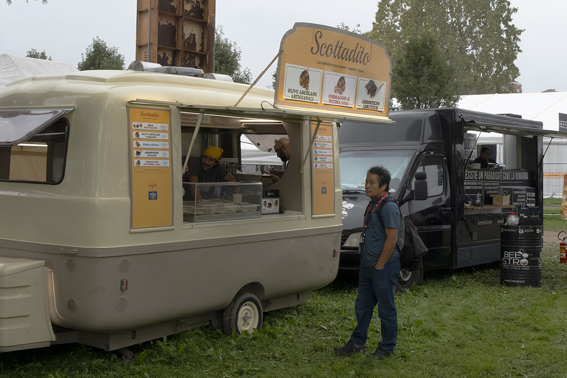 _DSF6247.jpg - 26/09/2024. Torino. Terra Madre Salone del Gusto Ã¨ lâ€™evento mondiale dedicato al cibo buono, pulito e giusto e alle politiche alimentari. Nella foto area dedicata allo street food