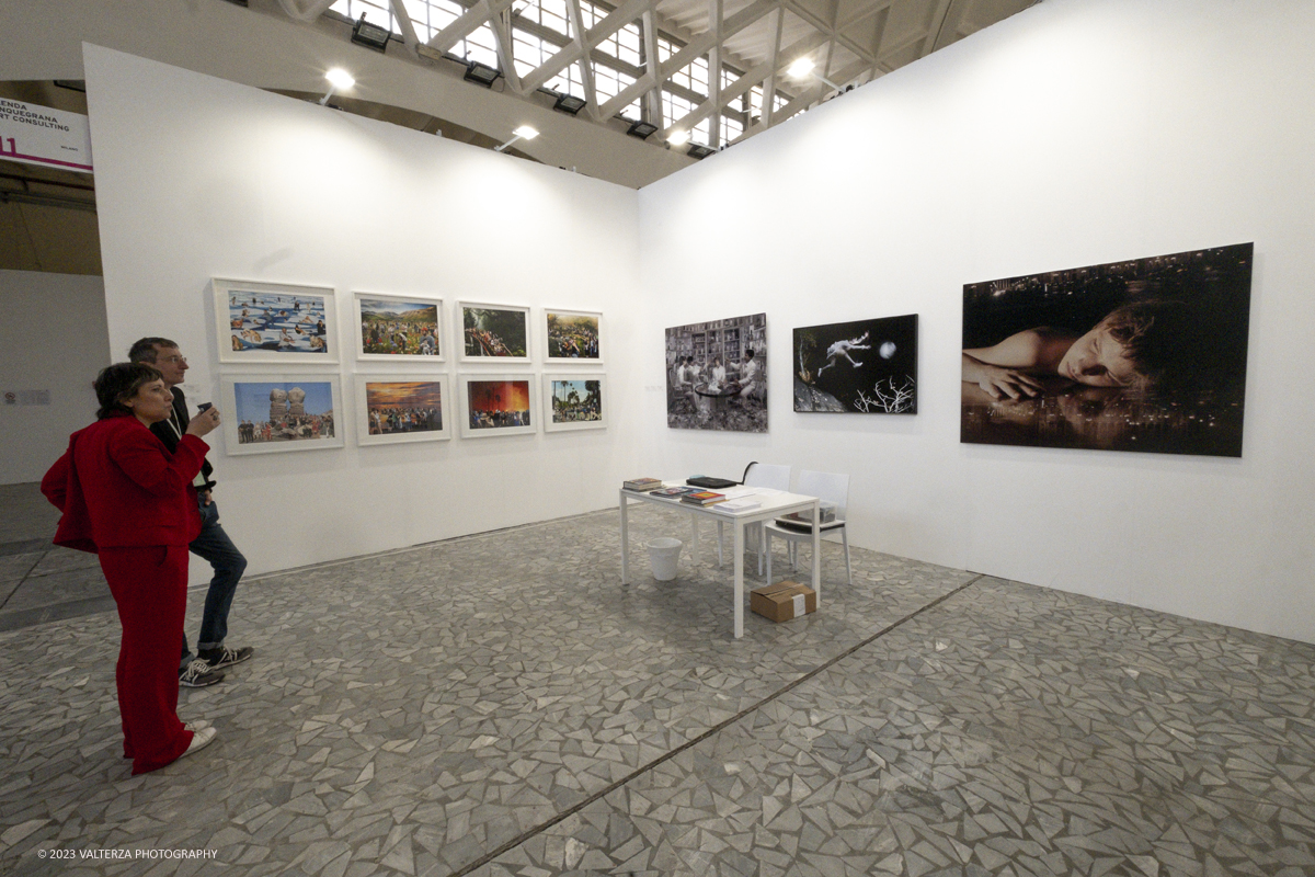 _DSF4264.jpg - 04/05/2023. Torino. The Phair-Photo Art Fair, lâ€™appuntamento annuale dedicato allâ€™immagine e alla fotografia di Torino. Gallerie nazionali ed  internazionali dâ€™arte contemporanea e di fotografia, presentano i loro progetti espositivi. Nella foto in visita alla mostra