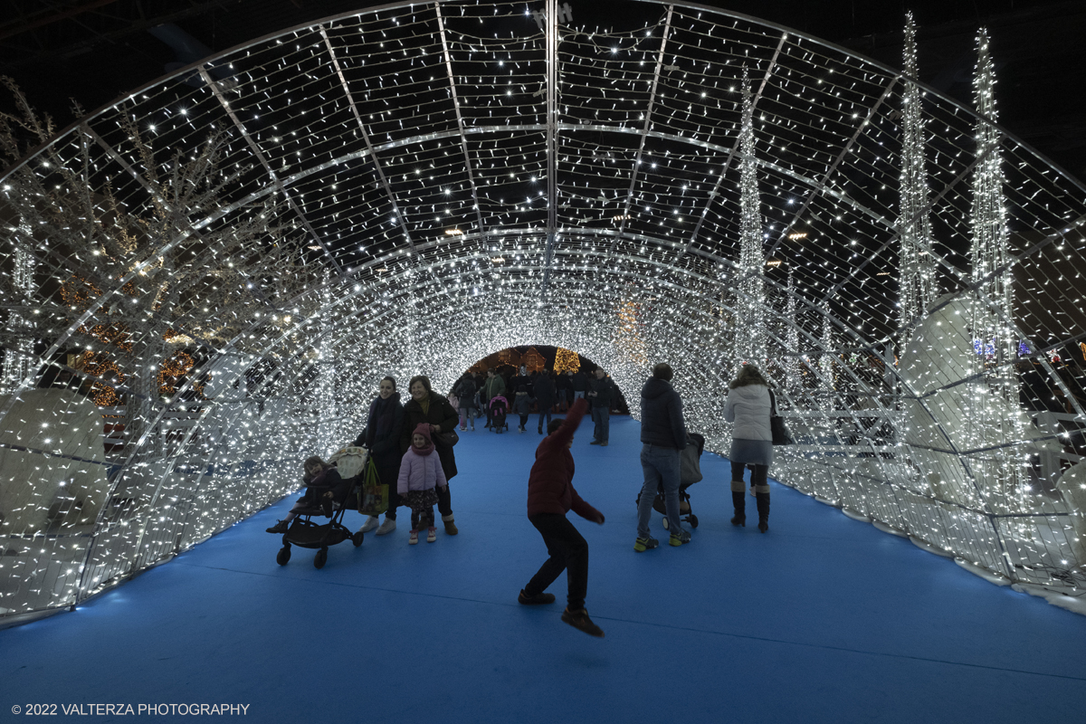 _DSF0855.jpg - 08/12/2022. Torino. Per questo Natale a Torino câ€™Ã¨ un nuovo grande evento: To Wonderland, ovvero il Fantastico Mondo del Natale che per il primo anno trova sede negli spazi indoor del padiglione 1 del Lingotto Fiere  dallâ€™8 dicembre 2022 allâ€™8 gennaio 2023. Nella foto visitatori del complesso di To Wonderland