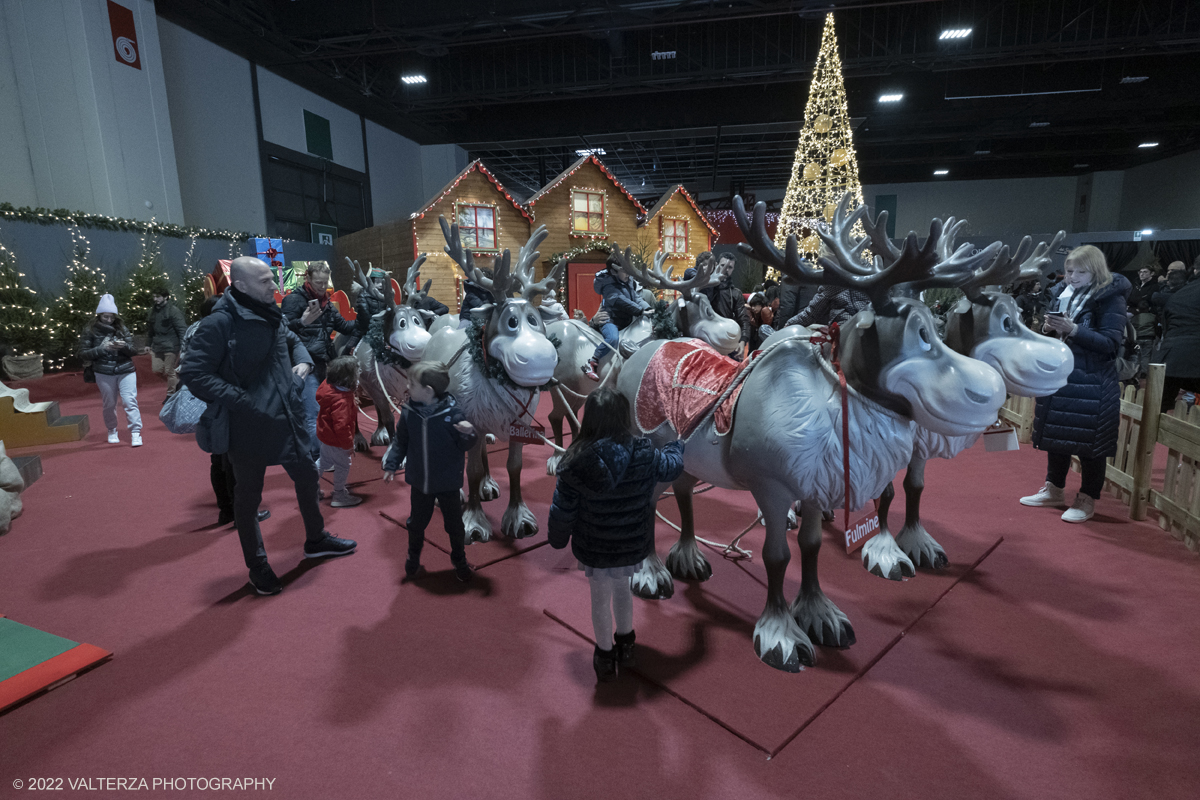 _DSF0945.jpg - 08/12/2022. Torino. Per questo Natale a Torino câ€™Ã¨ un nuovo grande evento: To Wonderland, ovvero il Fantastico Mondo del Natale che per il primo anno trova sede negli spazi indoor del padiglione 1 del Lingotto Fiere  dallâ€™8 dicembre 2022 allâ€™8 gennaio 2023. Nella foto visitatori del complesso di To Wonderland