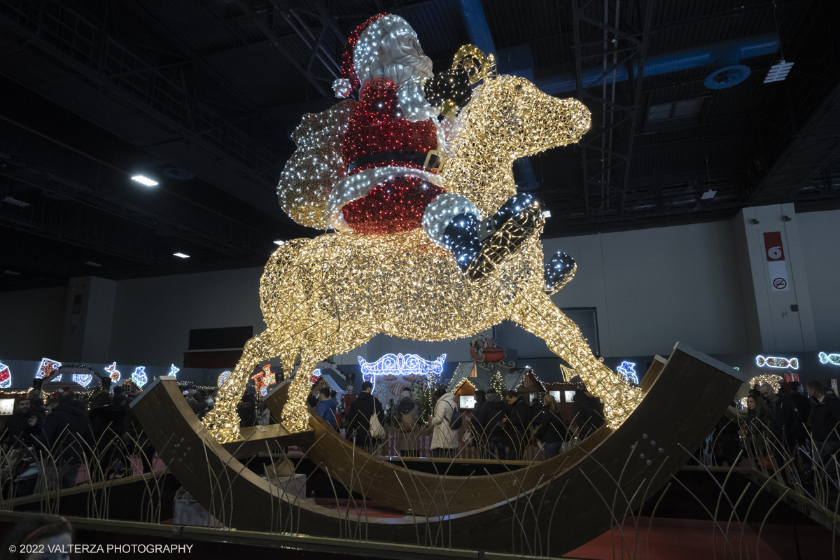 _DSF0950.jpg - 08/12/2022. Torino. Per questo Natale a Torino câ€™Ã¨ un nuovo grande evento: To Wonderland, ovvero il Fantastico Mondo del Natale che per il primo anno trova sede negli spazi indoor del padiglione 1 del Lingotto Fiere  dallâ€™8 dicembre 2022 allâ€™8 gennaio 2023. Nella foto  il Babbo Natale, installazione alta 6m