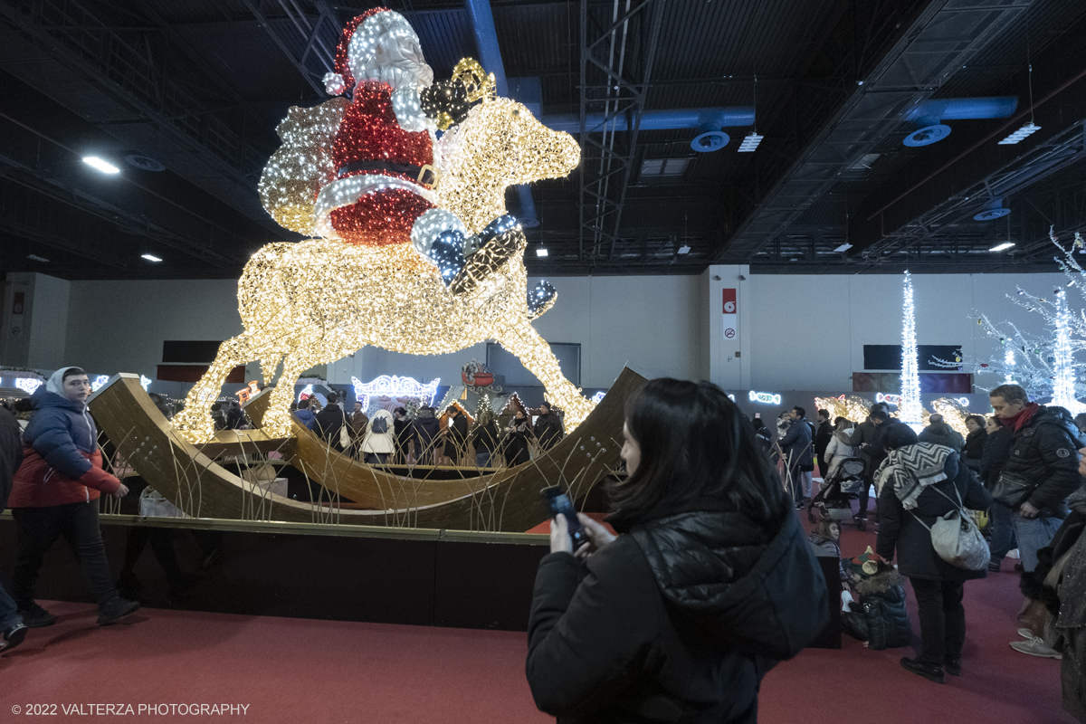 _DSF0960.jpg - 08/12/2022. Torino. Per questo Natale a Torino câ€™Ã¨ un nuovo grande evento: To Wonderland, ovvero il Fantastico Mondo del Natale che per il primo anno trova sede negli spazi indoor del padiglione 1 del Lingotto Fiere  dallâ€™8 dicembre 2022 allâ€™8 gennaio 2023. Nella foto visitatori del complesso di To Wonderland