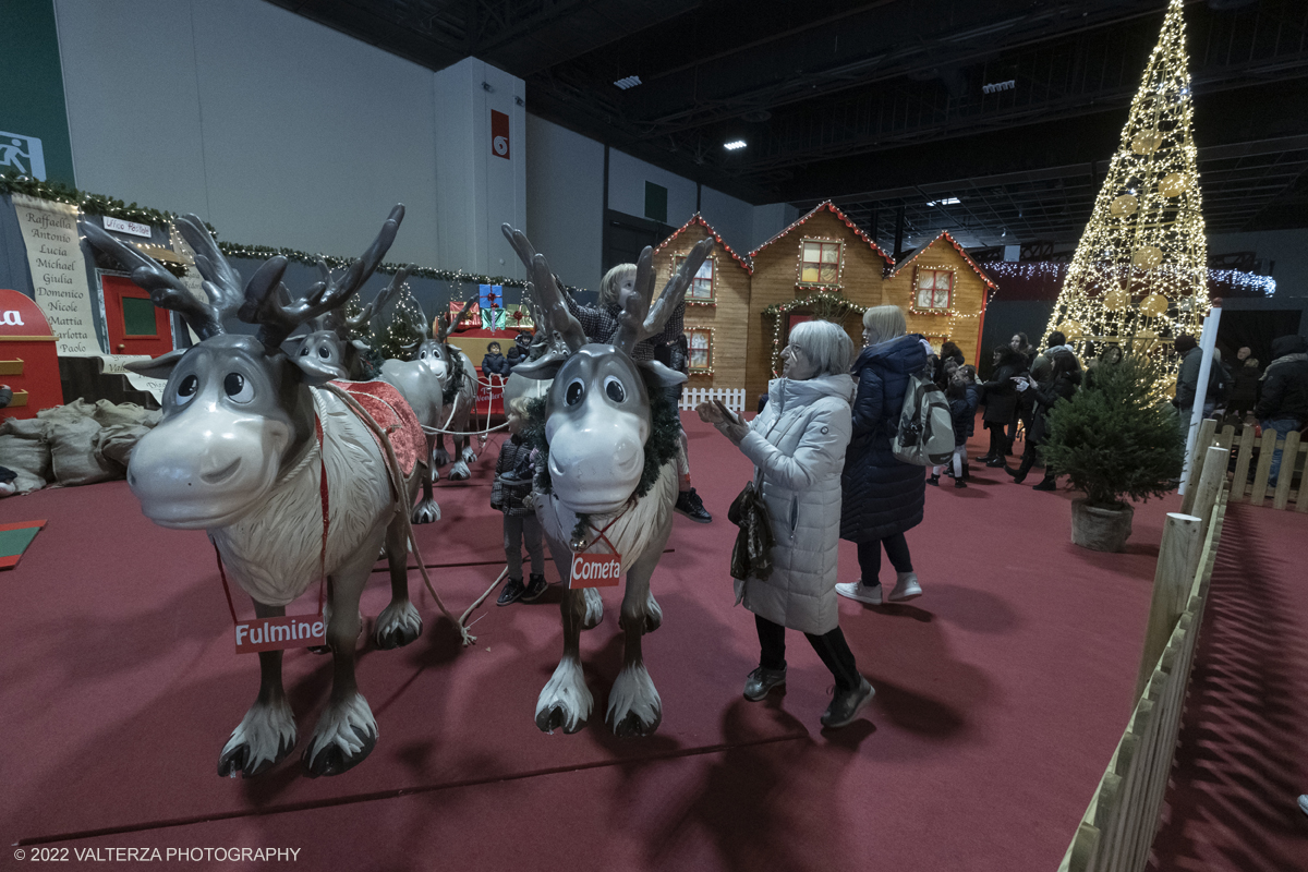 _DSF0966.jpg - 08/12/2022. Torino. Per questo Natale a Torino câ€™Ã¨ un nuovo grande evento: To Wonderland, ovvero il Fantastico Mondo del Natale che per il primo anno trova sede negli spazi indoor del padiglione 1 del Lingotto Fiere  dallâ€™8 dicembre 2022 allâ€™8 gennaio 2023. Nella foto le renne che trasportano i doni nell'area della casa di Babbo Natale