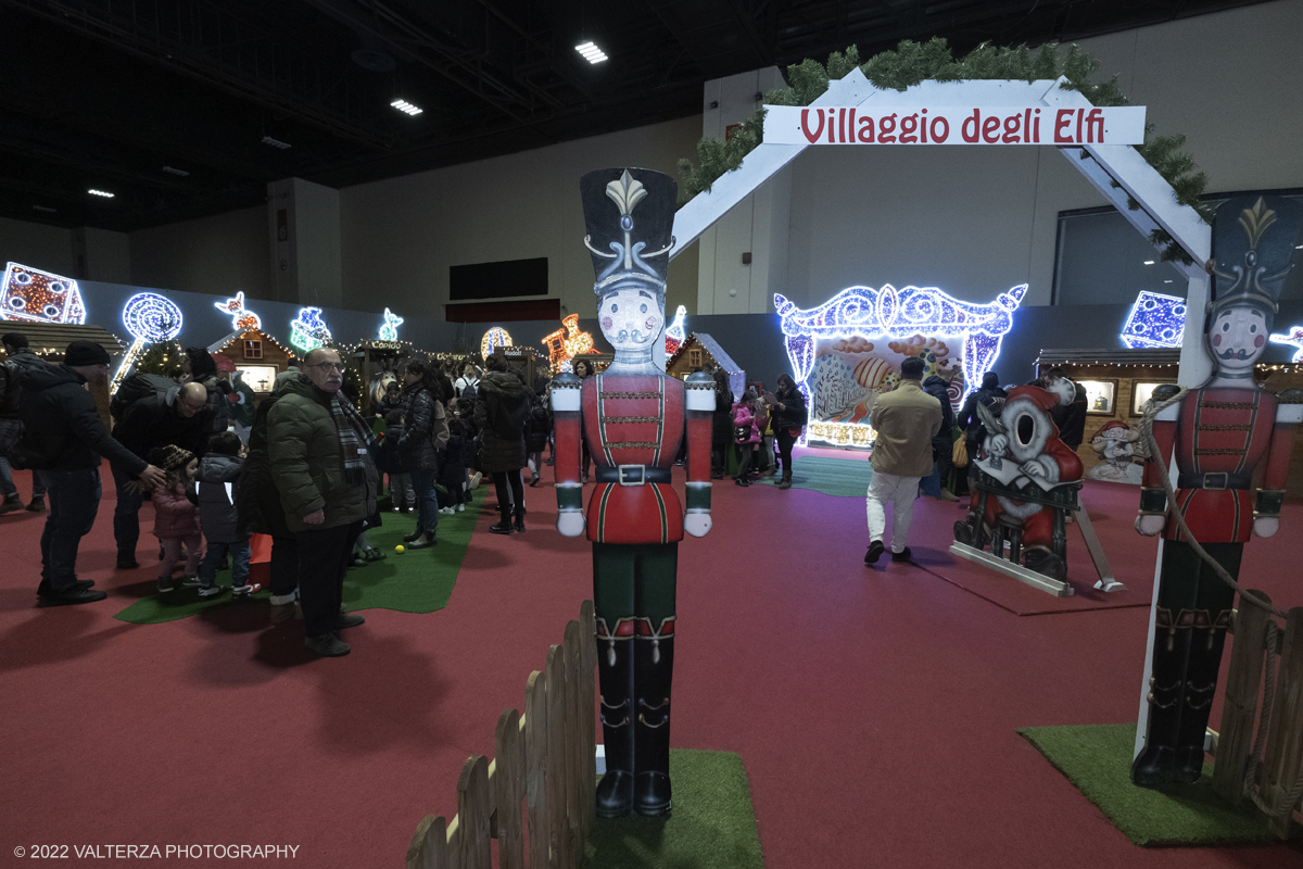 _DSF1069.jpg - 08/12/2022. Torino. Per questo Natale a Torino câ€™Ã¨ un nuovo grande evento: To Wonderland, ovvero il Fantastico Mondo del Natale che per il primo anno trova sede negli spazi indoor del padiglione 1 del Lingotto Fiere  dallâ€™8 dicembre 2022 allâ€™8 gennaio 2023. Nella foto l'ingressso al villaggio degli Elfi