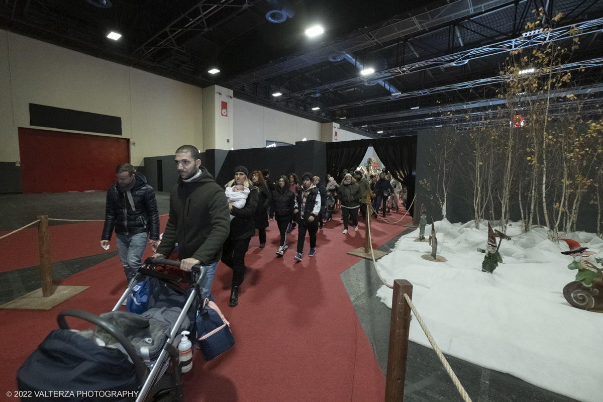 _DSF1071.jpg - 08/12/2022. Torino. Per questo Natale a Torino câ€™Ã¨ un nuovo grande evento: To Wonderland, ovvero il Fantastico Mondo del Natale che per il primo anno trova sede negli spazi indoor del padiglione 1 del Lingotto Fiere  dallâ€™8 dicembre 2022 allâ€™8 gennaio 2023. Nella foto In coda per accedere aagli spettacoli del Teatro dei sogni