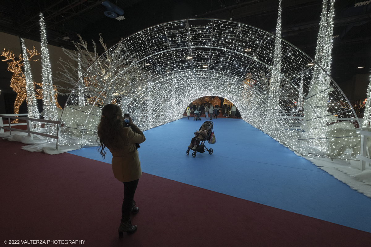 _DSF1938.jpg - 08/12/2022. Torino. Per questo Natale a Torino câ€™Ã¨ un nuovo grande evento: To Wonderland, ovvero il Fantastico Mondo del Natale che per il primo anno trova sede negli spazi indoor del padiglione 1 del Lingotto Fiere  dallâ€™8 dicembre 2022 allâ€™8 gennaio 2023. Nella foto il tunnel luminoso che porta alla casa di Babbo Natale ed al Villaggio degli Elfi