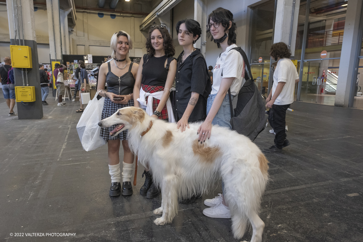 _DSF7641.jpg - 10/06/2022. Torino. L'evento richiama nel capoluogo piemontese decine di migliaia di appassionati di fumetto, manga, anime, cinema, games, esport, videogames e naturalmente gli immancabili cosplayer, provenienti da tutta Italia. Nella foto giovani visitatori