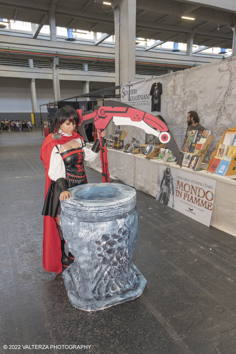 _DSF7647.jpg - 10/06/2022. Torino. L'evento richiama nel capoluogo piemontese decine di migliaia di appassionati di fumetto, manga, anime, cinema, games, esport, videogames e naturalmente gli immancabili cosplayer, provenienti da tutta Italia. Nella foto visitatrice della mostra con il costume del suo personaggio