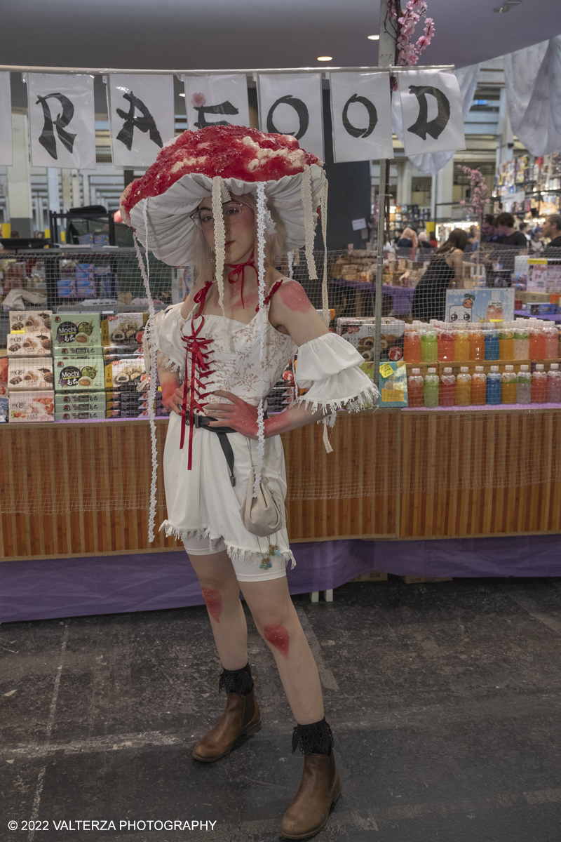 _DSF7827.jpg - 10/06/2022. Torino. L'evento richiama nel capoluogo piemontese decine di migliaia di appassionati di fumetto, manga, anime, cinema, games, esport, videogames e naturalmente gli immancabili cosplayer, provenienti da tutta Italia. Nella foto visitatrice della mostra con il costume del suo personaggio