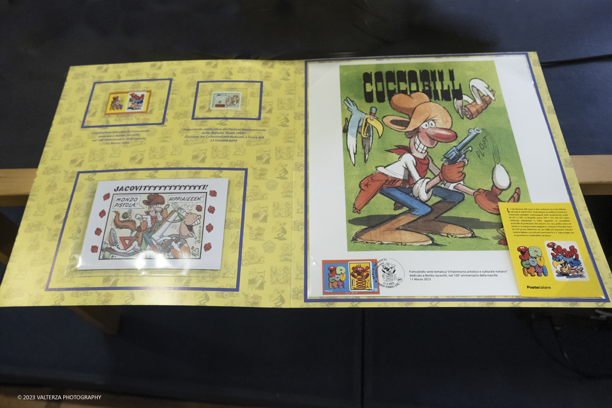 _DSF2276.jpg - 15/04/2023.Torino. Torino Comics celebra i 100 anni dalla nascita di Benito Jacovitti: 1923-2023 , uno degli autori italiani di fumetti piÃ¹ importanti del Novecento. Lâ€™autore Alessandro Santi, Dino Aloi  Marco Di Nicola e salvagno Luca hanno presentato il nuovo libro Tutti i Pinocchi di Jacovitti (Luglio ed.) allo stand di Poste Italiane Ã¨ stata  allestita una mostra dedicata a Jacovitti ed erano disponibili prodotti dedicati allâ€™artista, tra cui una litografia che ritrae il personaggio di Coccobill, un folder e un cofanetto con sei cartoline. Nella foto prodotti delle Poste italiane dedicati allâ€™artista